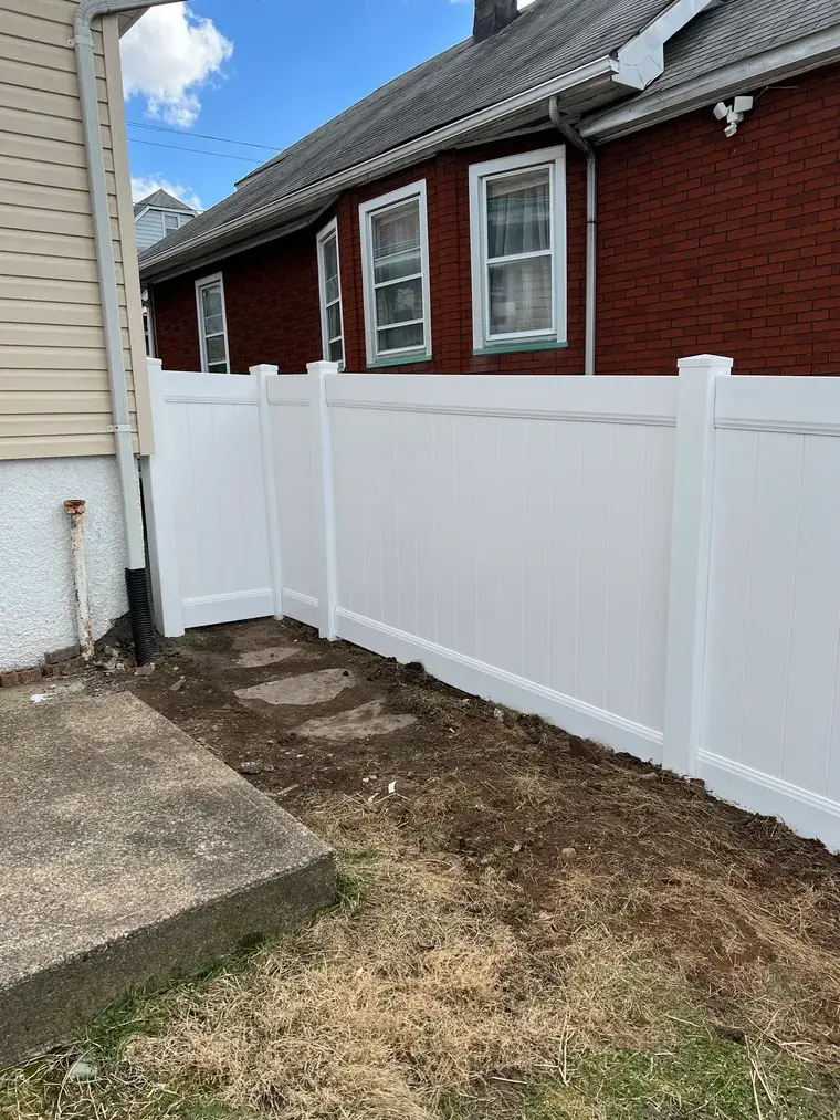 Vinyl Privacy Fence in a Narrow Side Yard